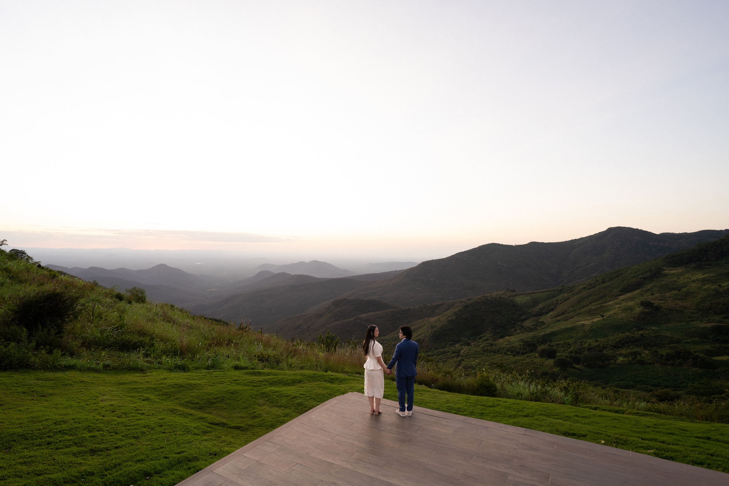 Paula e Breno contemplando juntos a paisagem