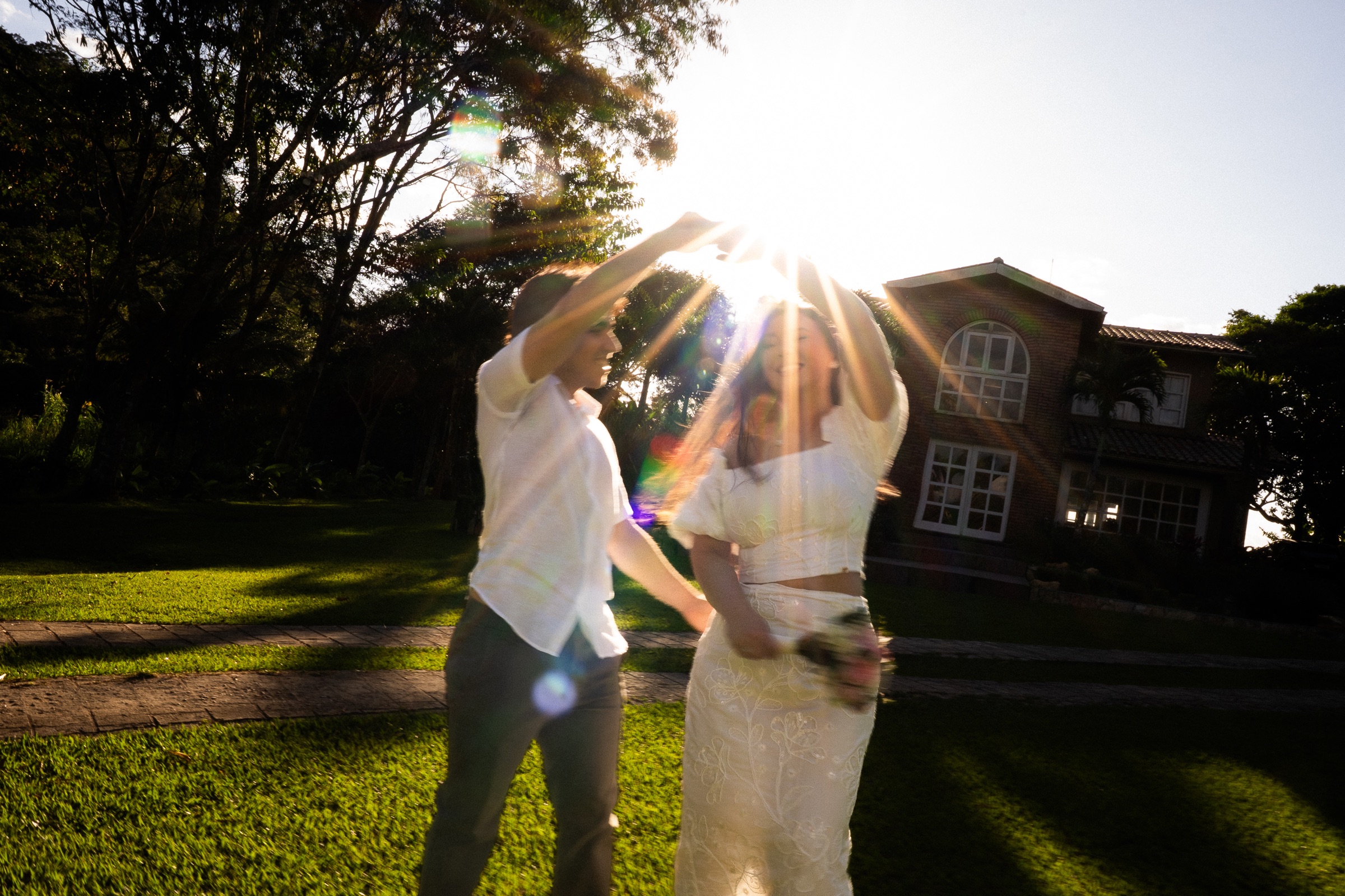 Paula e Breno dançando sob a luz do sol